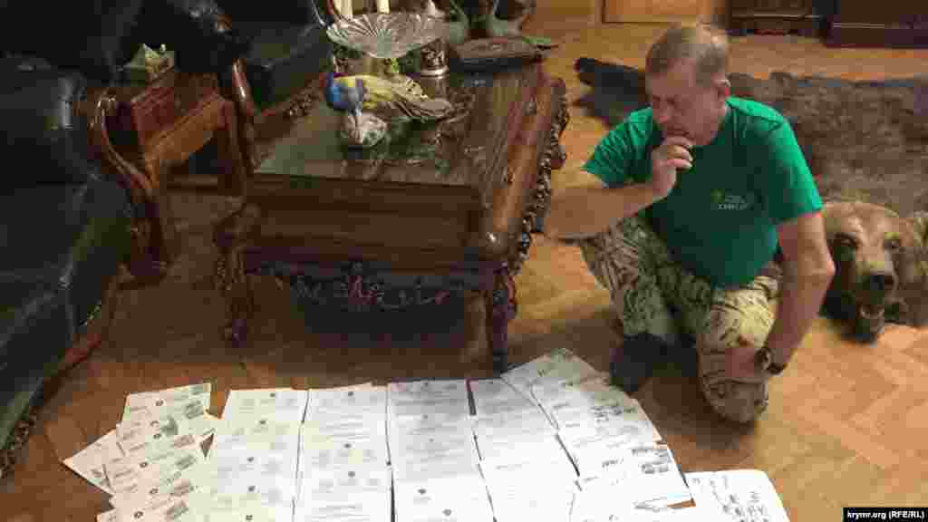 Власник зоопарку &laquo;Казка&raquo; і парку левів &laquo;Тайган&raquo; Олег Зубков розклав на підлозі документи судових засідань. За його словами, за час анексії Криму він відвідав понад 300 судових засідань. Підконтрольний Росії Білогірський районний суду 5 грудня призупинив діяльність парку левів &laquo;Тайган&raquo; на 30 діб