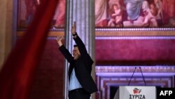 Лідер «Сірізи» Алексіс Ципрас вітає прихильників після перемоги на виборах в Афінах, 25 січня 2015