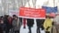 Участник митинга за отставку главы Республики Хакасия с транспарантом 