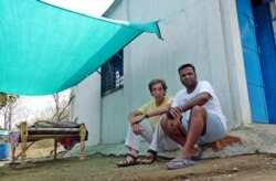 Сергей Соловьев с хозяином рыбачьего домика