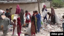 یک گزارش تازه سازمان حمایت از کودکان نشان می‌دهد که دختران در افغانستان بیشتر اوقات تقریباً دو برابر پسران با شکم گرسنه به خواب می‌روند، ۴۶ درصد دختران در مقایسه با ۲۰ درصد پسران گفته اند که آنان به مکتب نمی‌روند. عکس از آرشیف