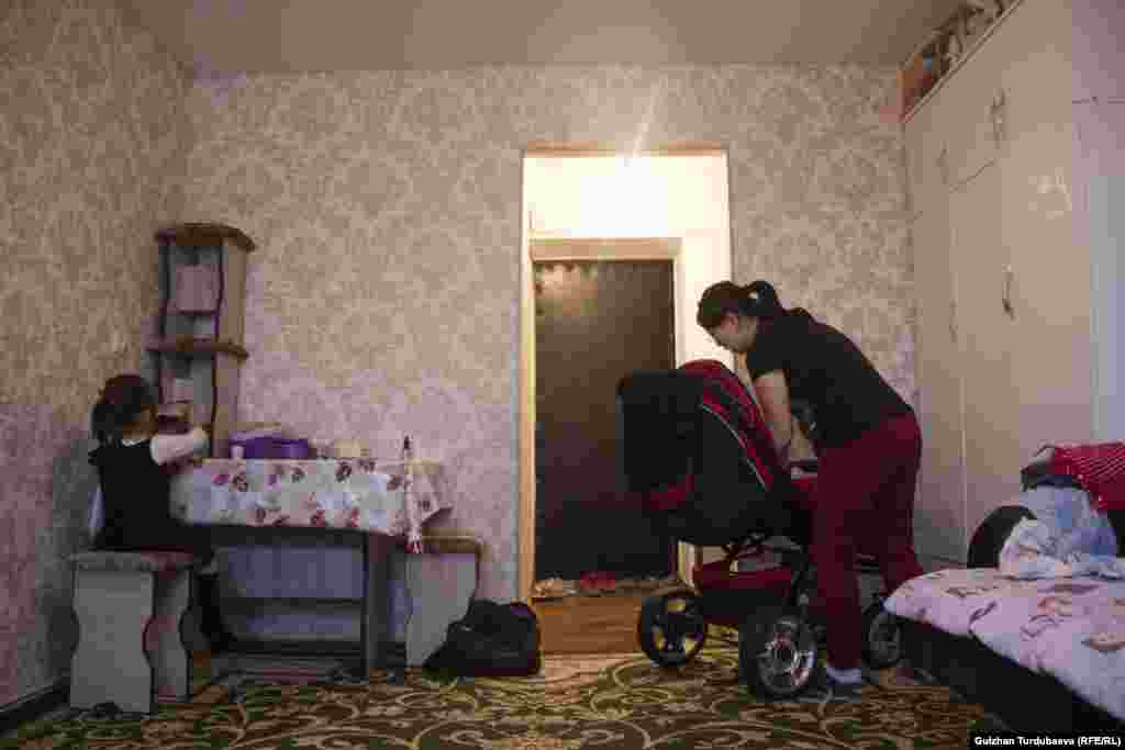 Өзүн Айсулуу (аты өзгөртүлдү) деп тааныштырган айым, сегиз жыл жатаканада батирде жашап, бир жыл мурун дал ошол өзү жашаган жатакананын төртүнчү кабатынан күйөөсү экөө бөлмө сатып алган.&nbsp;