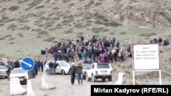 Кум-Бел жайлоосуна барчу жолдун жээгине чогулган Жерге-Тал айылынын тургундары. 06.06.2020