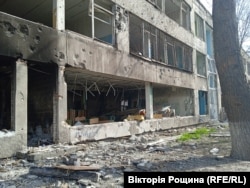 Зруйнована обстрілами школа в Маріуполі. Квітень 2022 року