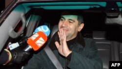 В прессе уже появились сообщения, что из-за проблем с регистрацией Окруашвили может выдвинуть на выборах в Гори своего друга, а сам он будет баллотироваться на пост вице-мэра Гори. На раздумья у него остается чуть больше трех недель – такой срок регистрации кандидатов определен законом