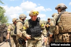 Міністр оборони України Валерій Гелетей у Слов’янську в день звільнення міста від бойовиків російських гібридних сил, 5 липня 2014 року