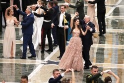 Марыя Васілевіч танчыць з Аляксандрам Лукашэнкам на Рэспубліканскім навагоднім балі для моладзі ў Палацы Незалежнасьці, 28 сьнежня 2018 году