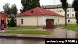 Новы пастамэнт для помніка ў Ашмянах па-за цэнтральнай плошчай