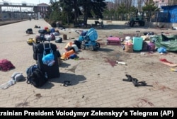 Плями крові на місці ураження, де люди з дітьми чекали на евакуаційний потяг. Вокзал Краматорська, 8 квітня 2022 року