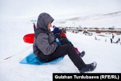 Желим баштык менен жылгаяк тепкен жеткинчектер.