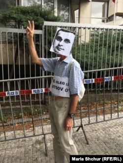 73-літній пенсіонер, колишній перекладач Федор Бруoт, мабуть, найстарший учасник акції