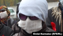 Акция протеста родителей ВИЧ-позитивных детей в Оше, 14 ноября 2011 г.