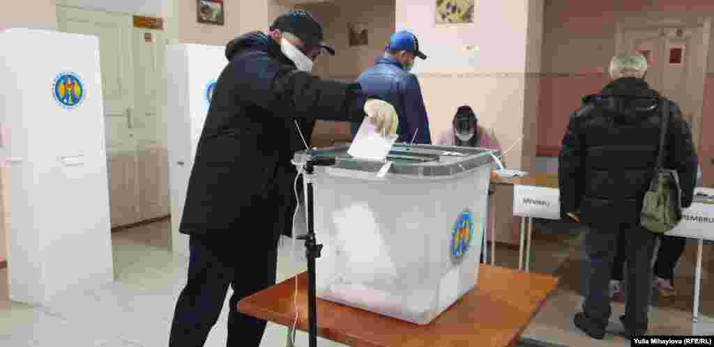 Виборці повинні обов&rsquo;язково приходити на дільниці зі своєю ручкою, бути в масках і дотримуватися дистанції