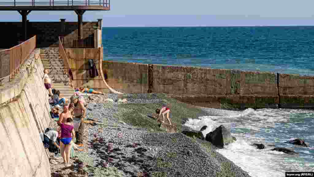 Все пляжники собрались в одном солнечном месте