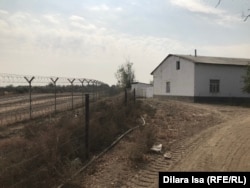 Казахстанско-узбекская граница, которая проходит вдоль села Достык Туркестанской области. 5 октября 2021 года