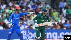 تصویر آرشیف: دو تن از بازیکنان تیم های ملی کریکت افغانستان و پاکستان 