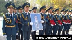 Майрамкан Абылкасымова 1936-жылы 7-ноябрда Кемин районундагы Алмалуу айылында төрөлгөн.