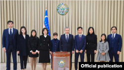 Президент Шавкат Мирзиёев үй-бүлөсү менен добуш берди, 24-октябрь, 2021-жыл.