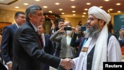 Орус президентинин Ооганстан боюнча чабарманы Замир Кабулов жана талиб делегациясынын өкүлү Мавлави Шахабуддин Делавар. Москва, 20-октябрь 2021-жыл. 