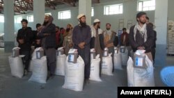 توزیع مواد غذایی به افراد نیازمند در ولایت نورستان، عکس از آرشیف