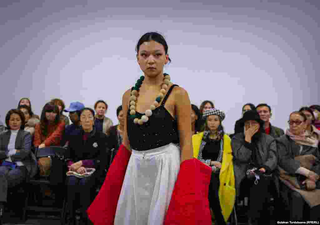 Дефиледе негизинен улуттук колоритти камтыган кийимдер көрсөтүлдү.&nbsp;