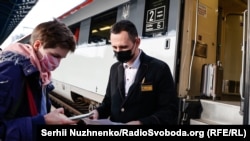 Нові правила для пасажирів та певних категорій працівників передбачають вакцинацію або наявність ПЛР-тесту, як наслідок в Україні зростає «індустрія» підробних документів, повідомляють посадовці та частина українських медіа, що частково підтвердило і Радіо Свобода