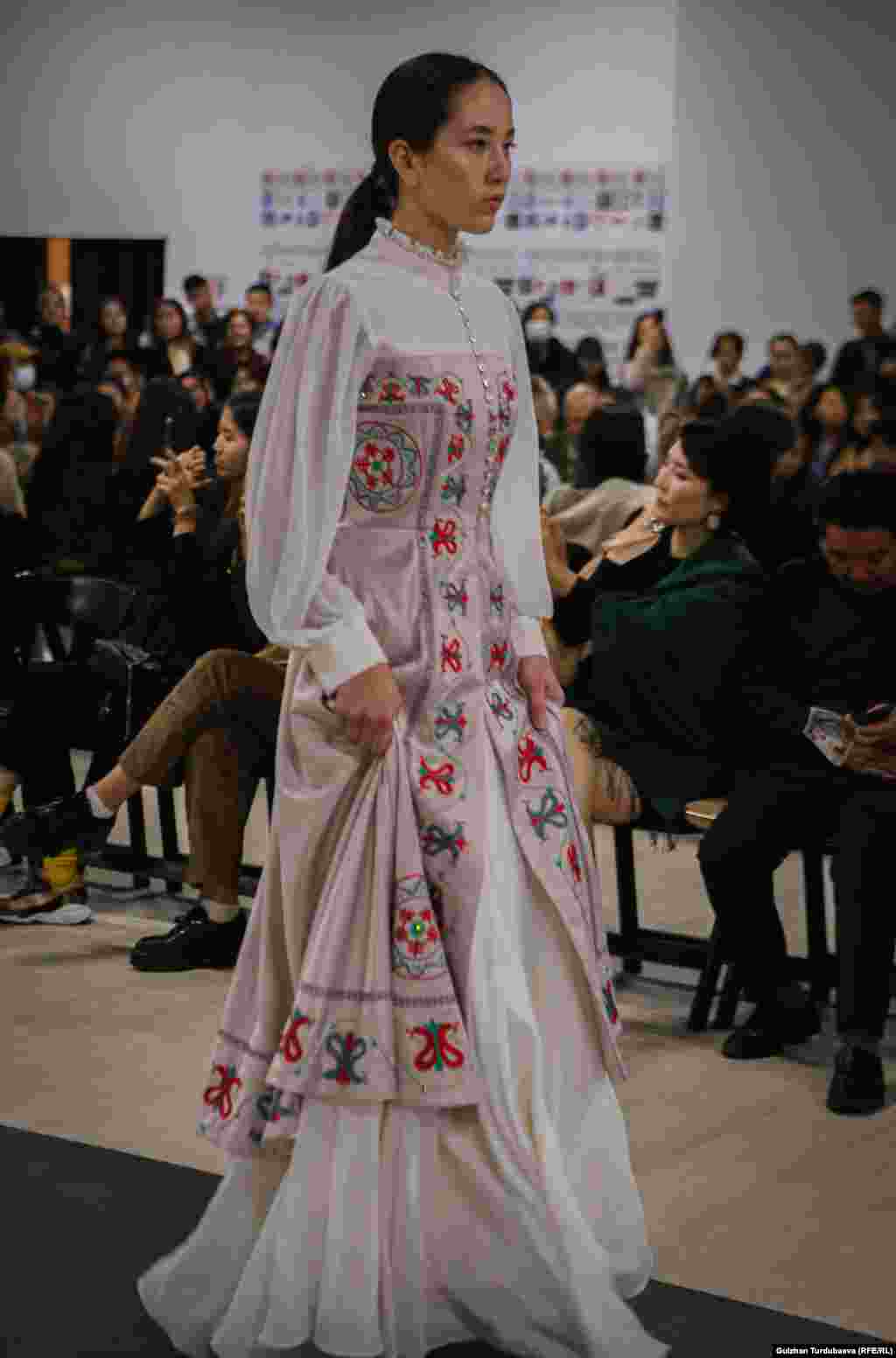 Каарованын коллекциясына дал ушул ак көйнөгү өзгөчө көрк кошуп турду.&nbsp;