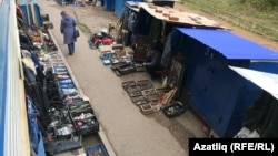 Колхоз базарындагы тимер-томыр сатучылар тауарларын шундый тимер шкафларга бикләп калдыра