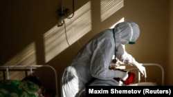 Коронавируска кабылган бейтапты дарылап жаткан медкызматкер. 