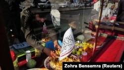 غذای روی جاده در کابل- مشتریان این غذا بیشتر کارگران و افراد فقیر هستند