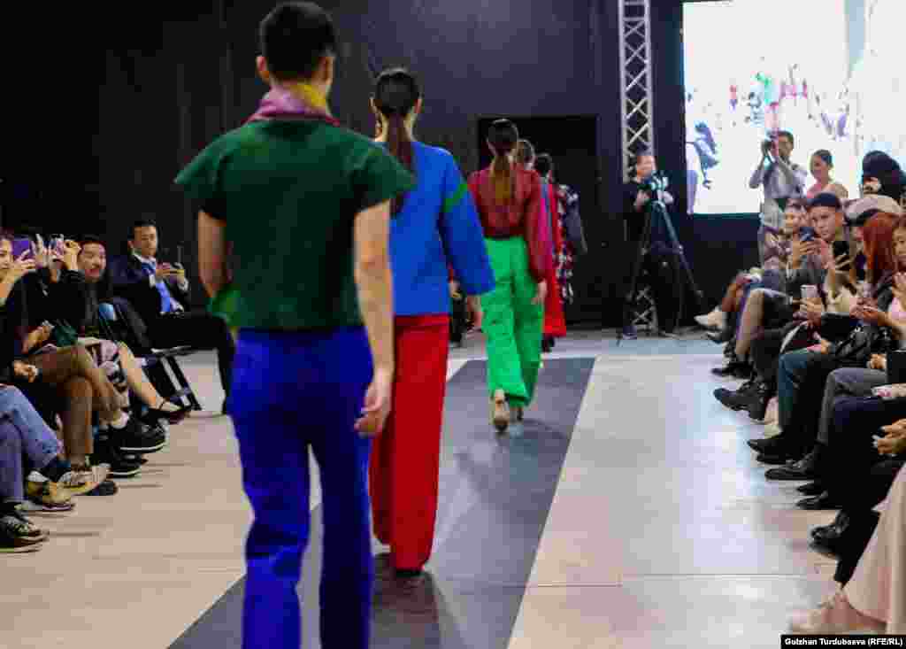 Көргөзмө эки күнгө созулуп, жалпы 16 дизайнер өз коллекцияларын көрүүчүлөрдүн назарына сунушташты.