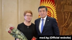 Темиркан Жарматова и президент Кыргызстана Сооронбай Жээнбеков.