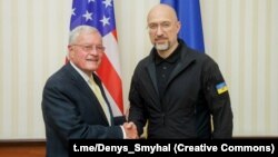 Разговор касался оружия, санкций и «приближения мира», заявил Денис Шмыгаль (справа)