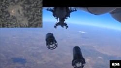 Arxiv fotosu: Rusiya Müdafiə Nazirliyi Suriyanın İdlib şəhərinin bombalanması zamanı hərbi təyyarənin altındakı kameradan görüntüləri yayıb. 
5 oktyabr 2015