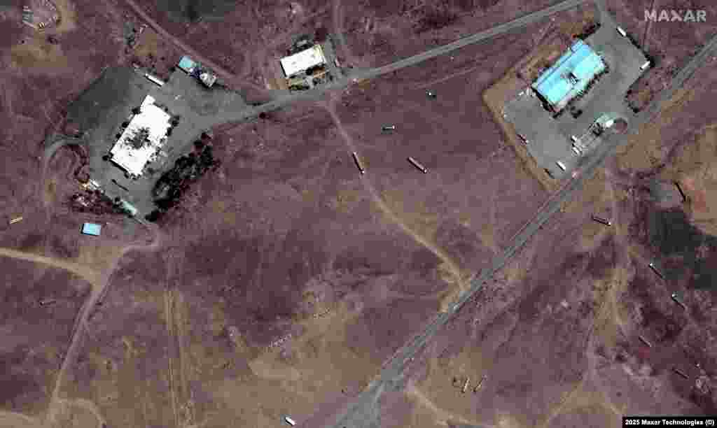 Здания, поврежденные в результате ударов по военному объекту в Бид-Канехе на северо-западе Ирана.