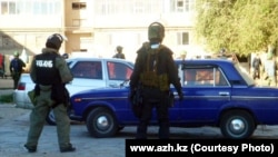 Представители спецслужб в Кульсары. 12 сентября 2012 года.  Фото с сайта azh.kz. 