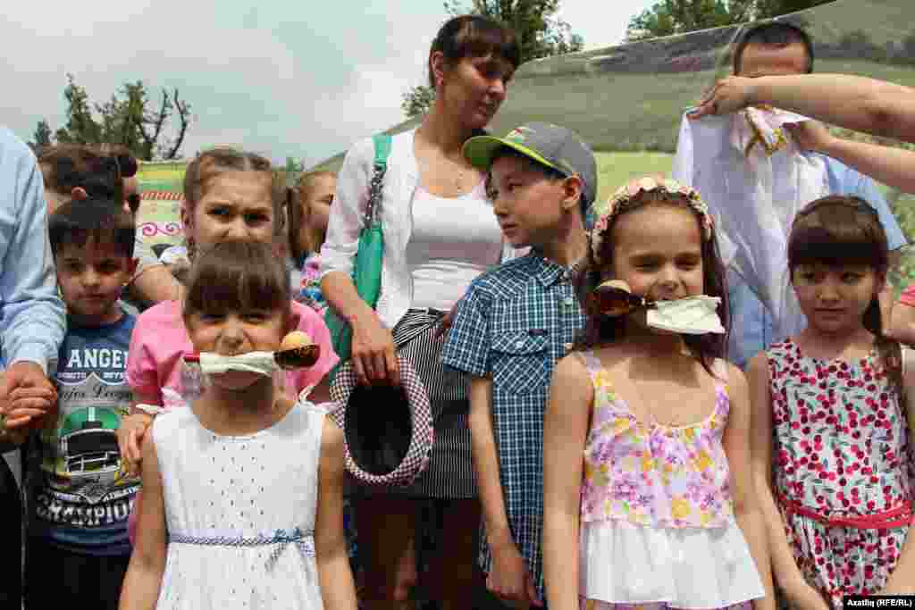 Кашыкка йомырка салып йөгерү ярышы 