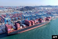 Китайский порт Циндао с грузовыми контейнерами для перевозки товаров