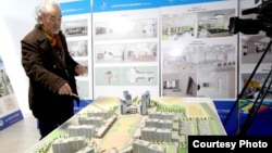 Макет с объектами Универсиады показывают представителям СМИ (фото пресс-службы оргкомитета Универсиады).