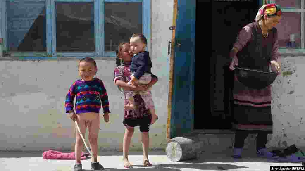 Аличордук үй бүлө. Көпчүлүк үйлөрдүн короо жайы курчалган эмес. Көчмөн турмуштагыдай ээн-эркин жашашат. &nbsp;