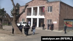 Здание администрации села Прошян в день убийства главы села, 2 апреля 2013 г. 