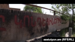 Armenia -- A makeshift fence in Kond district in Yerevan, 23May2012.