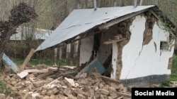 Яке аз хонаҳои зарардида дар минтақаи Рашт