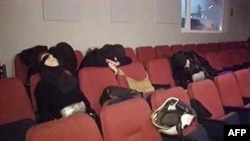 НТВ далеко ушло от тех времен, когда новости считались «его профессией». Экономике телеканала это пошло только на пользу, полагают его нынешние владельцы. На фото: когда закончился «Норд-Ост»