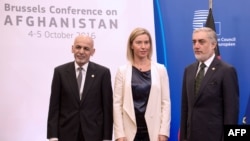 Президент Ашраф Гани, Евробиримдиктин тышкы саясат боюнча жогорку өкүлү Федерика Могерини жана башкы аткаруучу Абдулла Абдулла Брюсселде. 5-октябрь, 2016-жыл.