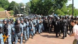 Мітингувальники під Українським домом