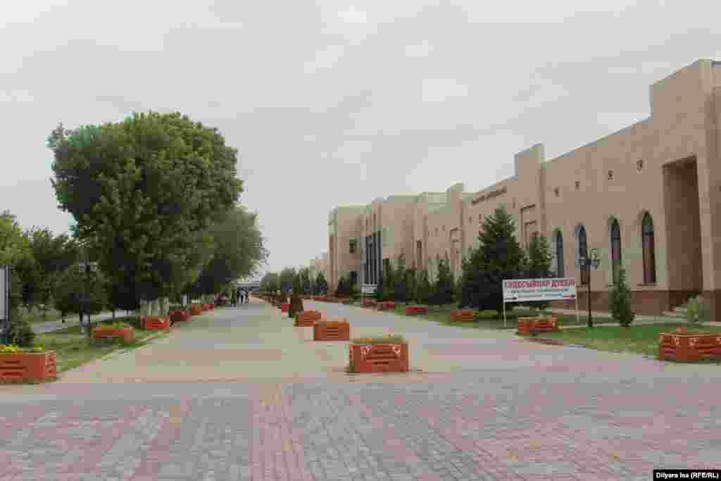 Магазины сувениров на территории историко-культурного музея-заповедника &laquo;Хазрет-султан&raquo;.