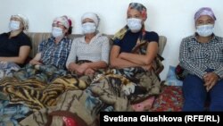 Пять женщин, несогласных с изъятием их земли под госнужды, объявили голодовку. Астана,  6 августа 2014 года.