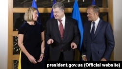 Зліва направо: Верховна представниця ЄС з питань закордонних справ Федеріка Моґеріні, президент України Петро Порошенко і президент Європейської ради Дональд Туск у Брюсселі, 12 грудня 2018 року
