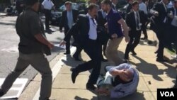 Президент Эрдогандын сакчылары демонстранттар менен мушташкан учур. Вашингтон, 16-май, 2017-жыл.